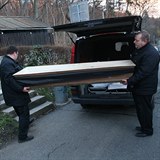 Zřízenci pohřební služby připravují rakev pro Ivana Jonáka.