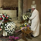 Na rozloučenou daroval papež své oblíbené sekretářce 12 bílých růží.