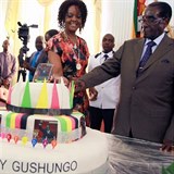V den svch 92. narozenin rozkrojil Mugabe spolu se svou mladou manelkou prvn...