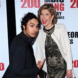 Kunal Nayyar lakoval s Christine Baranski. Ta na svj vk vypad bjen.