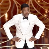 Chris Rock pi moderovn 88. ronku udlen cen Oscar. Phodn na udlost zvolil bl sako!