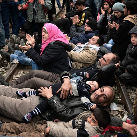 Uprchlci blokujc eleznin tra.