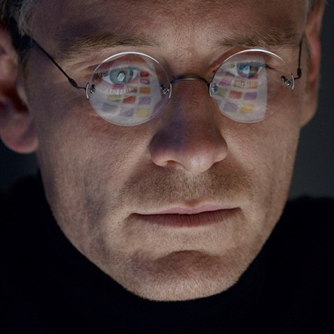 Michael Fassbender jako Steve Jobs je nominovn na nejlepho herce v hlavn...