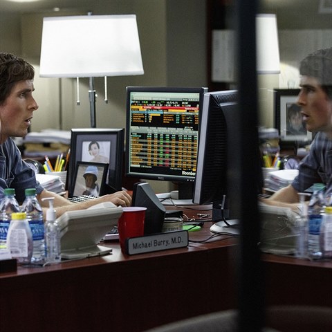 Christian Bale jako geniln matematik ve filmu Szka na nejistotu.