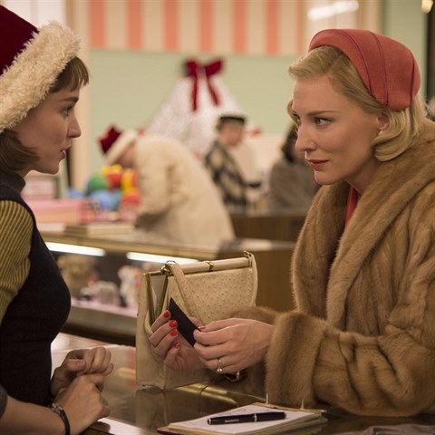 Cate Blanchett se jako hospodyka z 50. let zamiluje zakzanou lskou do Rooney...