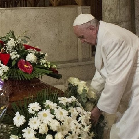 Papež František neskrýval smutek, když se přišel rozloučit se svou zesnulou...