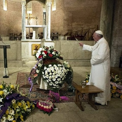 U rakve své spolupracovnice odsloužil papež dvacetiminutovou zádušní modlitbu.
