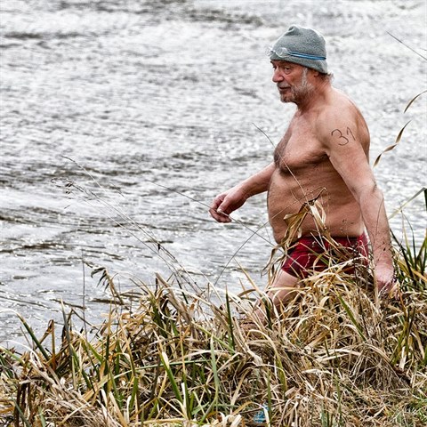 Tohle nen vraz lovka, kter za chvilku vleze do skoro ledov vody.