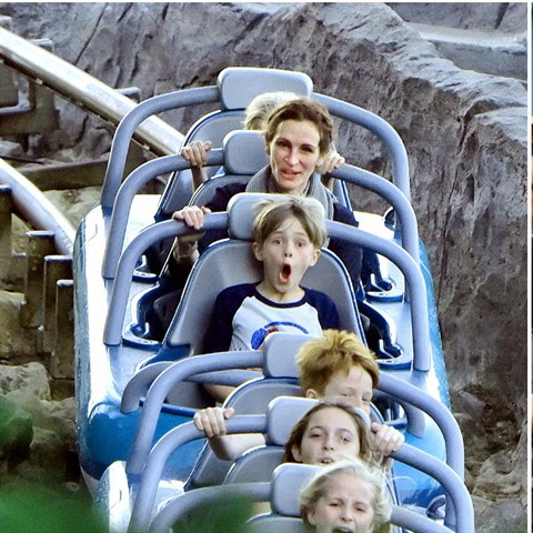 Julia Roberts si v ptek uvala odpoledne se svmi 3 ratolestmi v Disneylandu.