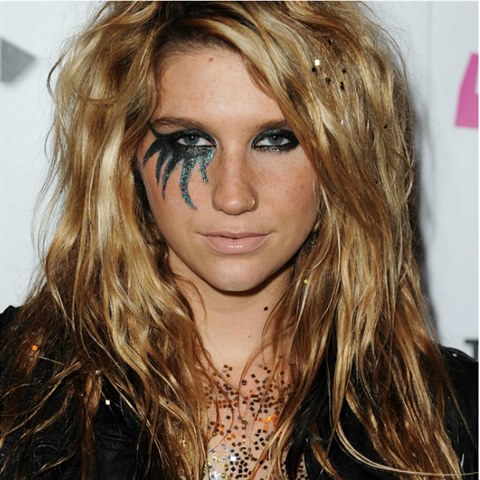 Kesha za svou est u nebojuje sama. Pidala se k n Taylor Swift. Poslala ji...