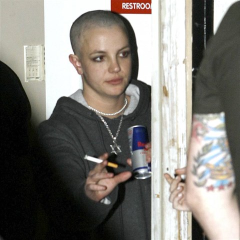 Alkohol, drogy, cigarety, deprese a skandly. Tak vypadal rok 2007 Britney...