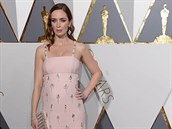 Emily Blunt v pudrov rových atech.