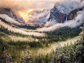 Krásný Yosemitský národní park v mlze.