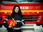 Momentáln vede hasika Monica Niculescu. Hlasují lidé na Facebooku.