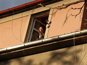 Jonákova milenka Jana Vejtasová pihlíela vynáení jeho rakve z okna jeho bytu.
