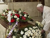 Pape Frantiek neskrýval smutek, kdy se piel rozlouit se svou zesnulou...