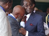 lenové Mugabeho vládnoucí strany ZANU-PF svého vdce milují a povaují ho za...