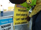 Mugabe se v novinách, které vlastní nechává oslavovat a pirovnávat k Jeíi...