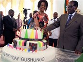 V den svých 92. narozenin rozkrojil Mugabe spolu se svou mladou manelkou první...