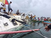 Pevrácenou dvanáctimetrovou jachtu Sayo vyplavilo moe u Filipín. Odkud kam...
