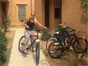 Dara v Dubaji vyrazila na výlet na kolech.
