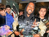 Kanye West hned po píletu do Los Angeles pedvedl na letiti pkné divadýlko.