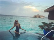 Paris Hilton si uívá dovolenou v ráji.