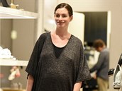 Anne Hathaway u porod klepe na dvee. Nenalíená, bez podprsenky, ale astná...