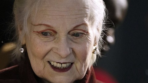 Vivienne Westwood (74) je slavná pro svoje crazy barevné modely.