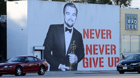 Leonardo DiCaprio je terem posmchu i se sokou v ruce.