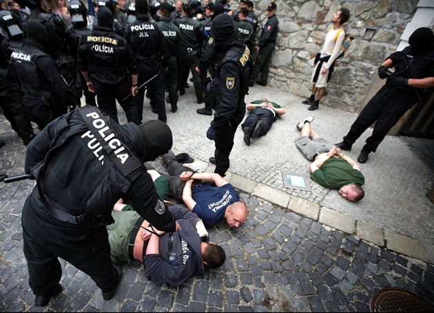 Slovenská policie v roce 2010 zakroila proti extremistm u hradu v Bratislav....