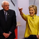 Clintonov suvernn porazila svho jedinho konkurenta Bernieho Sanderse.