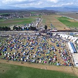 V uprchlickm tboe Idomeni na hranicch ecka a Maarska ekaj tisce...