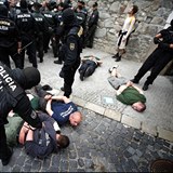 Slovenská policie v roce 2010 zakročila proti extremistům u hradu v Bratislavě....