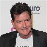 Charlie Sheen vyjdil na Twitteru Trumpovi podporu celm svm srdcem.