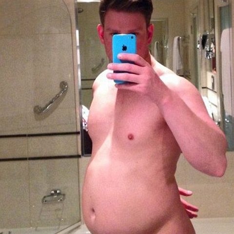 Sebastian vypadal jak v osm�m m�s�ci t�hotenstv�.