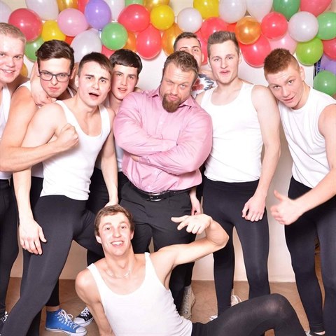 Grznr obas jezd moderovat maturitn plesy. Co tam k, to si fakt neumme pedstavit.