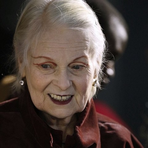 Vivienne Westwood (74) je slavn pro svoje crazy barevn modely.