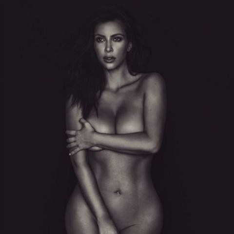 Jak na to vechno Kim reaguje? No, jako typick Kim - dal nahou fotkou.