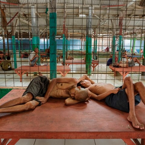 Bl�zinec Galuh z�izuje st�t, tak�e nikoho neodm�tnout - garantuj� j�dlo ale jen na prvn� dva m�s�ce. Na v�c nejsou pen�ze.