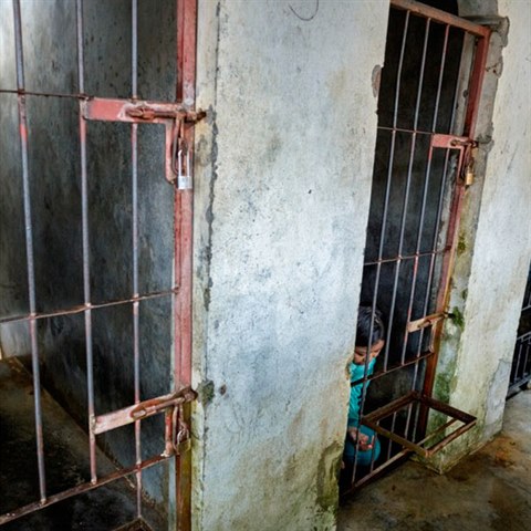 Dr�et pacienty v klec�ch je jednoduch�, proto se to stalo  standardem.