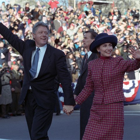 V roce 1993 doprovzela Hillary Clintonov do Blho domu svho manela Billa...
