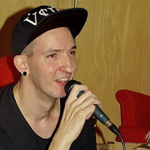 P�edchoz� Georgievovou pracovn� zku�enost� bylo dvan�ct pokus� o anga�m� v �esk� televizi. Opakovan� ne�sp�ch sv�d� na diskriminaci sv� homosexuality.