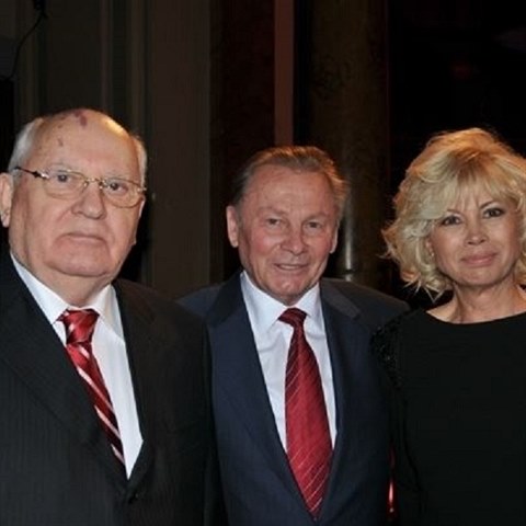 Schuster spolu s Gorbaovem oslavil i jeho 80. narozeniny. Na fotografii z Londna je s nimi jet Gorbaovova dcera Irina Gorbaovov-Virganskaja.
