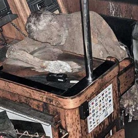 Mumie mue byla nalezena u stolu s radio vyslaem.