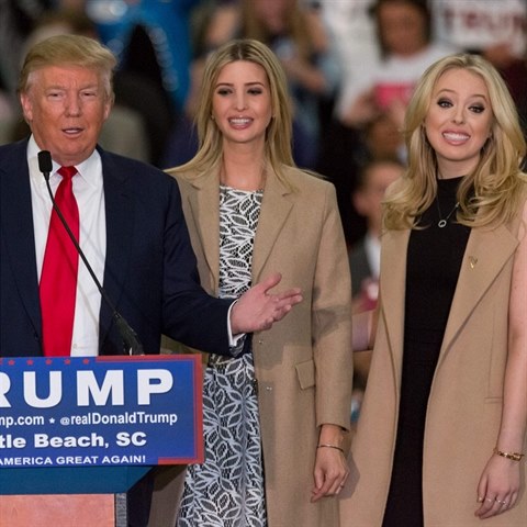 Trump s dcerami Ivankou a Tiffany, kter ho podporuj v prezidentsk kampani.