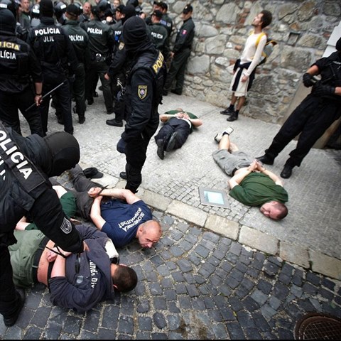 Slovensk policie v roce 2010 zakroila proti extremistm u hradu v Bratislav....