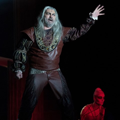 Dan Hlka jako dmonick hrab Dracula.