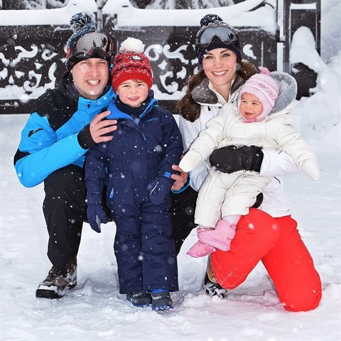 Krlovsk rodina pohromad na dovolen ve Francouzskch Alpch.
