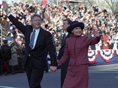 V roce 1993 doprovázela Hillary Clintonová do Bílého domu svého manela Billa...
